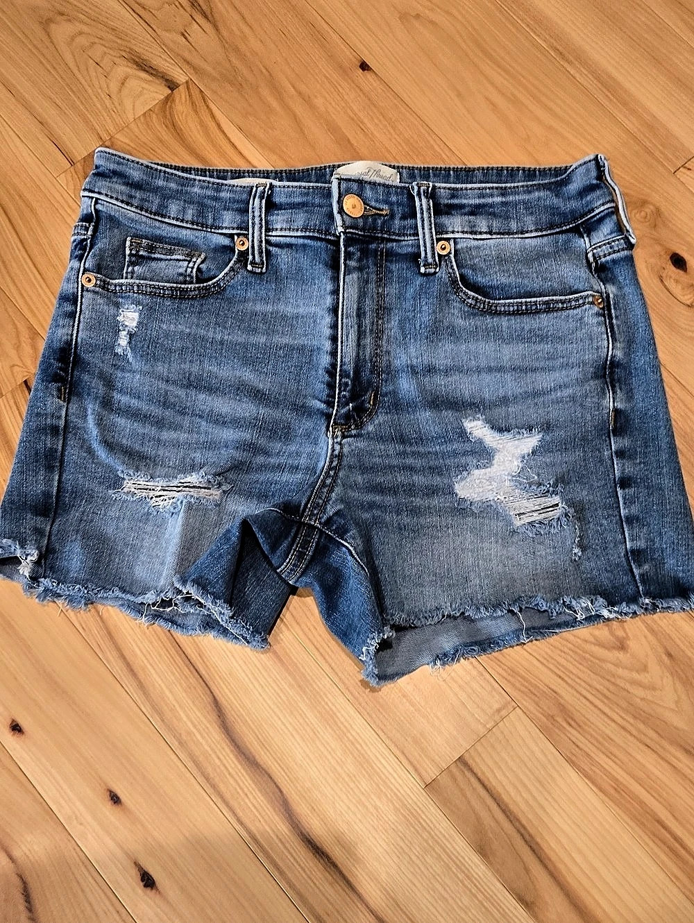 Universal Thread Distressed Denim Jean Shorts in Blue 6/28
